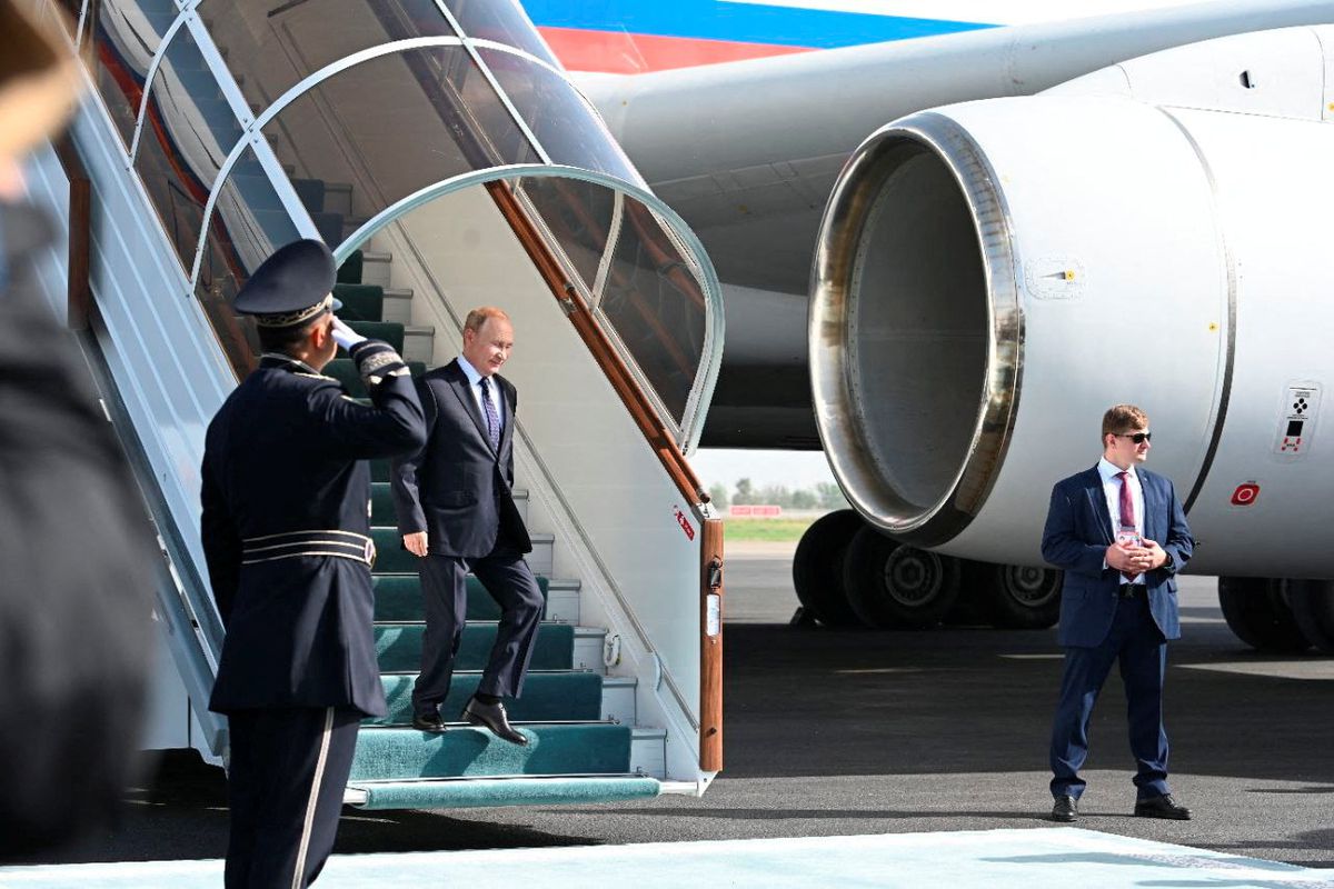 Tổng thống Nga Vladimir Putin đáp chuyến bay xuống Uzbekistan.