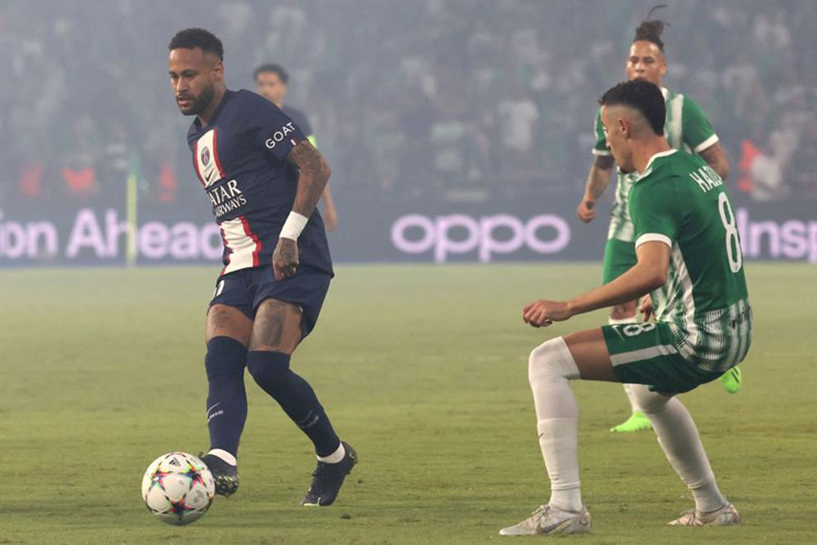 Neymar có cú sút đáng chú ý đầu trận