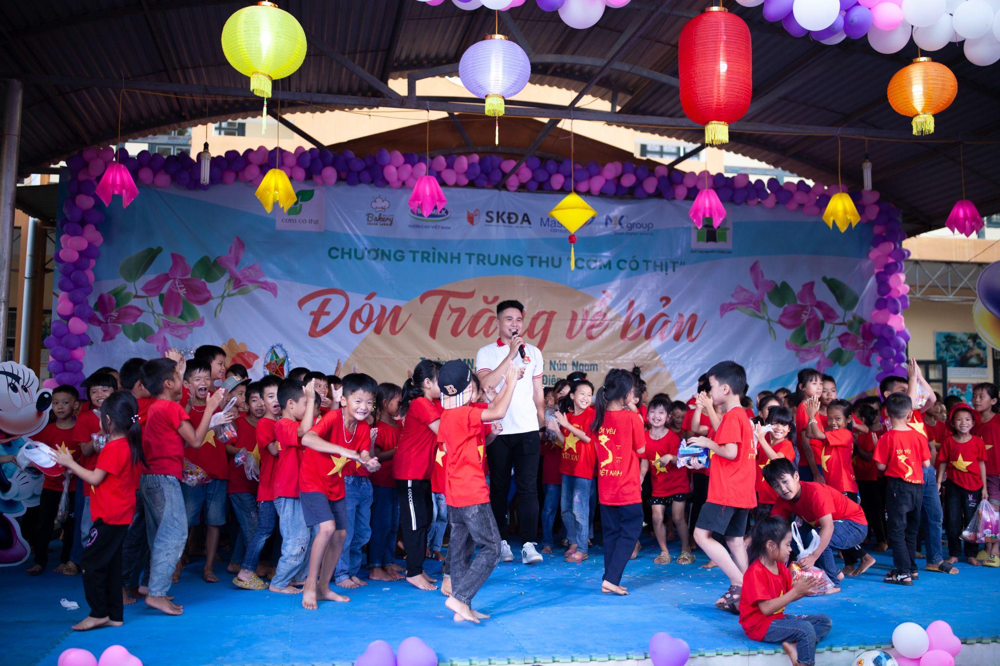 Em bé vùng cao đón Tết Trung thu với nụ cười lấp lánh - 2