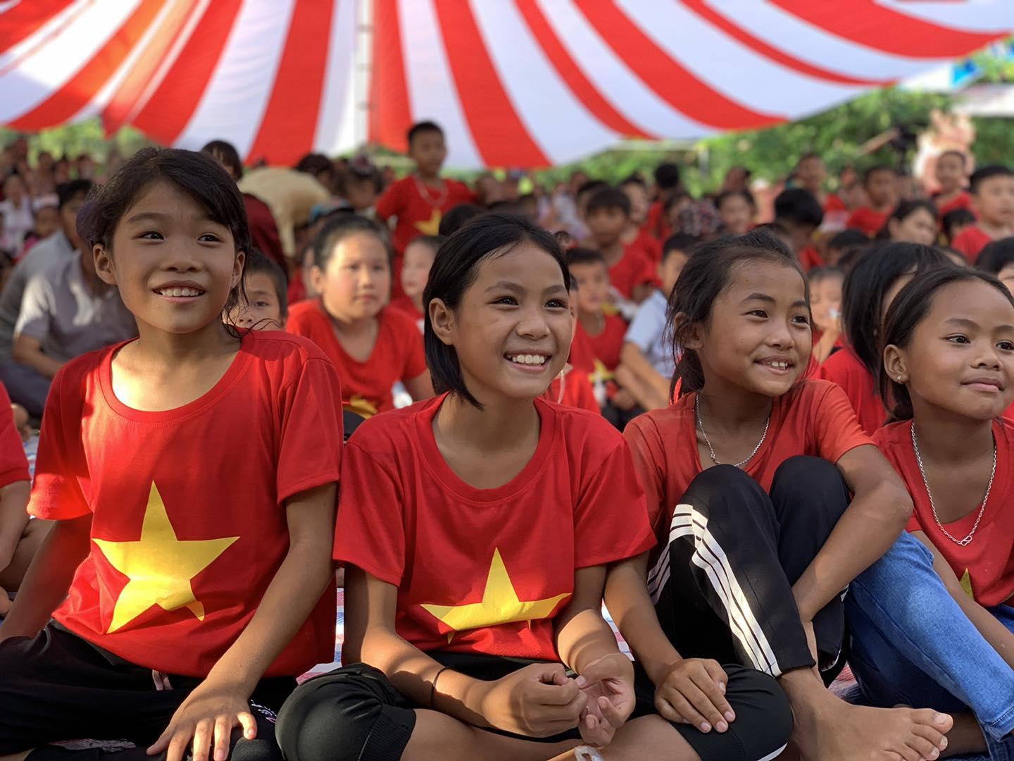 Những khoảnh khắc trẻ em vùng cao hồn nhiên, cùng nụ cười trong trẻo, ngây thơ trong Đêm nhạc Trung thu với ảo thuật, múa lân, vui chơi có thưởng và phá cỗ