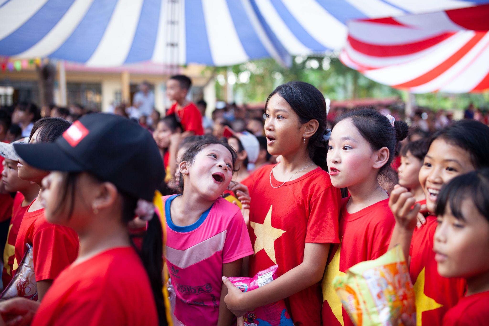 Hình ảnh những em bé vùng cao với nụ cười rạng rỡ khi được đón một cái Tết Trung thu thật lạ (Ảnh trong bài: Tác giả Nguyễn Quốc Phương, giảng viên khoa Nghệ thuật Điện ảnh, trường Đại học Sân khấu - Điện ảnh Hà Nội)