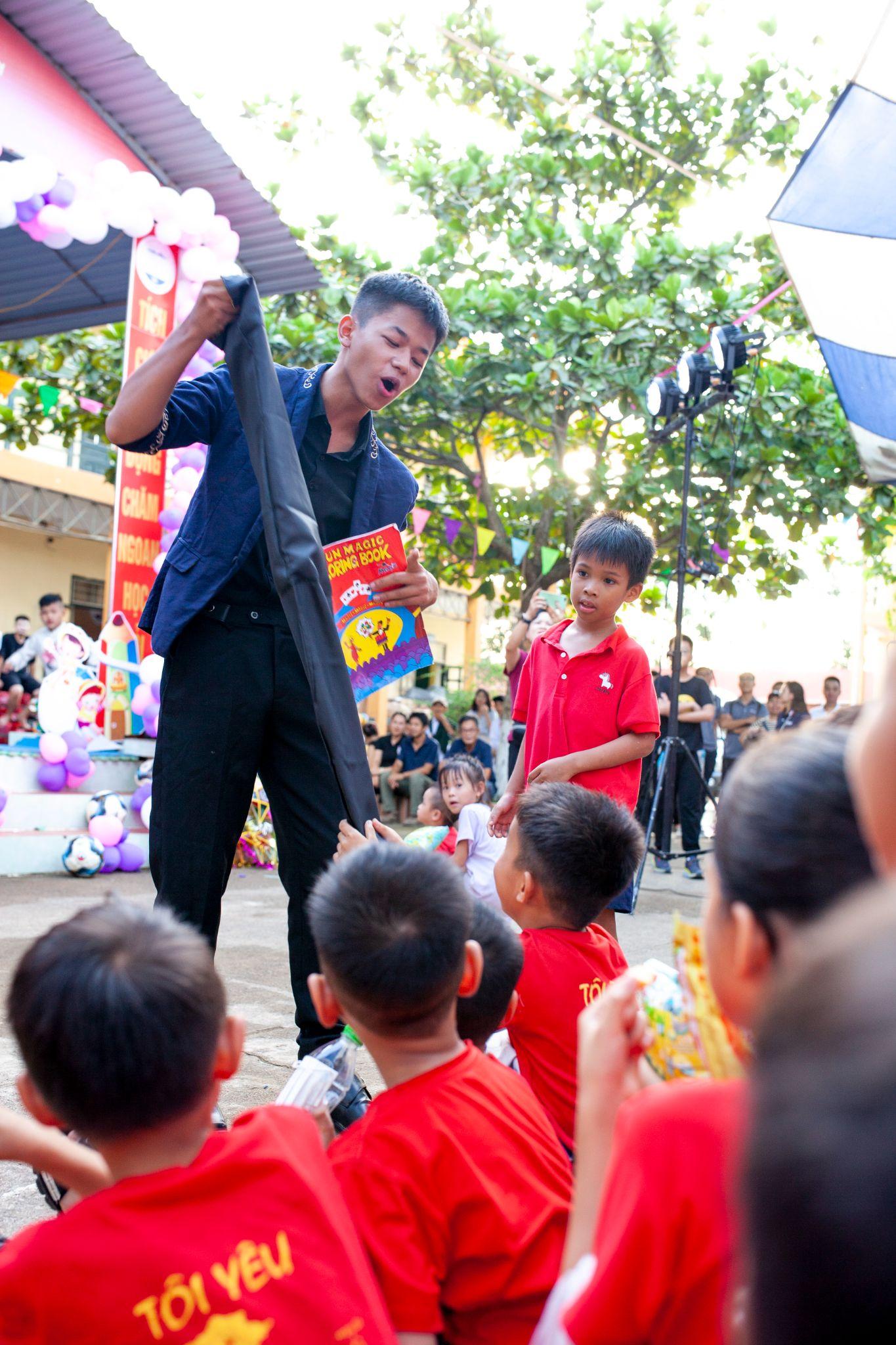 Em bé vùng cao đón Tết Trung thu với nụ cười lấp lánh - 1