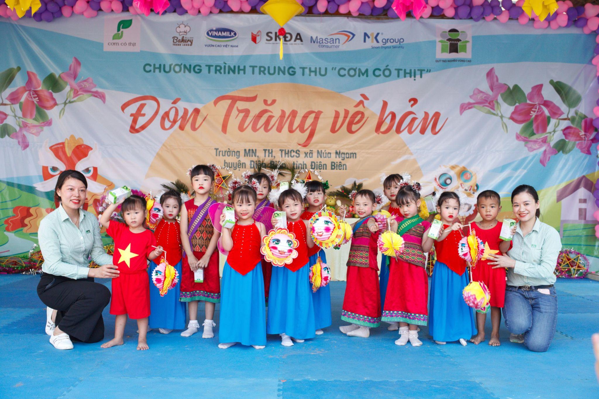 Quà cho các em là bánh kẹo, đồ chơi đặc trưng cho ngày Tết Trung thu. Ngoài ra, còn có chăn ấm, áo ấm, balo đi học và có cả những chai thuốc, viên thuốc an lành từ thảo dược để bảo vệ và chăm sóc sức khỏe cho các em.