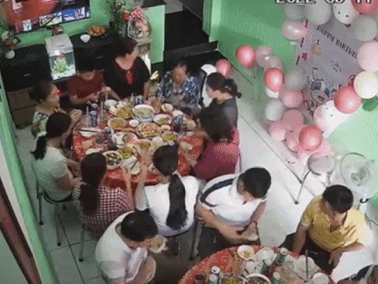 Bạn trẻ - Cuộc sống - Đang say sưa ăn uống, đại gia đình hoảng hốt đứng bật dậy thì sự cố không ngờ