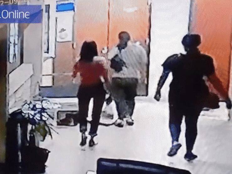 Phi thường - kỳ quặc - Video: Đi bộ trong tòa nhà, bất ngờ bị trăn lao ra cắn ngập răng