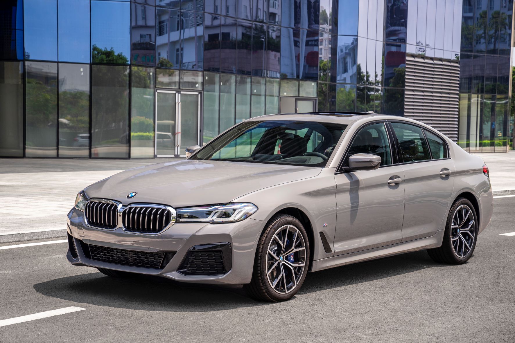 BMW 5 Series: Sedan hạng sang lý tưởng cho tín đồ BMW - 1