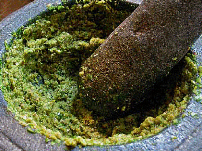 Có đợt ngày nào bà xã cũng phải xay giã các loại lá cho anh đắp