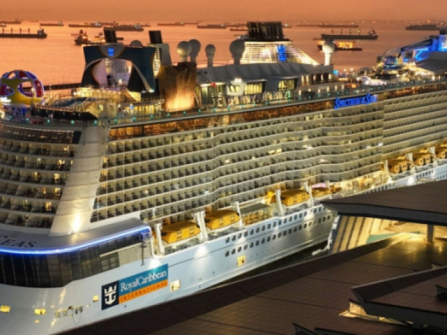 Du lịch - Trải nghiệm siêu du thuyền "khủng" bậc nhất thế giới trên đại dương bao la