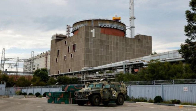 Xe bọc thép vượt địa hình của Nga đậu bên ngoài nhà máy điện hạt nhân Zaporizhzhia. ẢNH: REUTERS