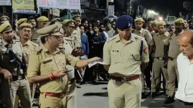 Cảnh sát trưởng quận Lakhimpur Kheri, ông Sanjiv Suman (giữa), tại một điểm biểu tình phản đối vụ cưỡng hiếp. Ảnh: Hindustan Times
