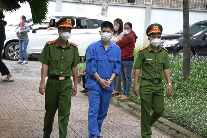 Bị cáo Trần Thanh Hải bị dẫn giải ra toà án sáng 19-6