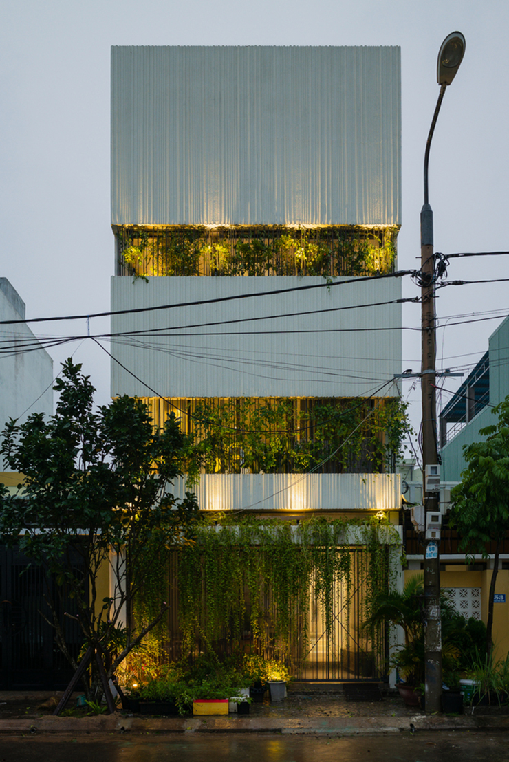 Căn nhà được xây trên một mảnh đất 5x20m, diện tích điển hình của các căn nhà ống ở Việt Nam. Đây là tổ ấm của một gia đình trẻ ở Cẩm Lệ, Đà Nẵng.
