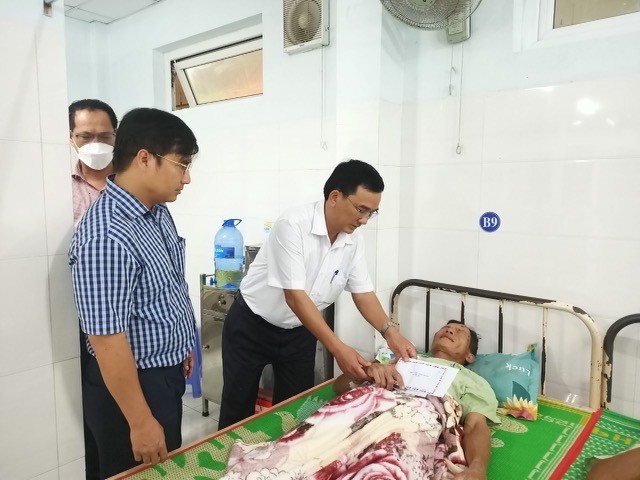 Lãnh đạo thị xã An Nhơn thăm hỏi, động viên và hỗ trợ 3 triệu đồng cho ông Nguyễn Thanh Quang bị thương trong vụ tai nạn