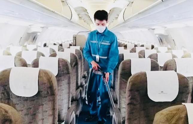 Anh Nguyễn Mạnh Đông nhặt được túi hành lý khách đi máy bay có tiền và tài sản trị giá hơn 2,4 tỷ đồng trong quá trình làm việc
