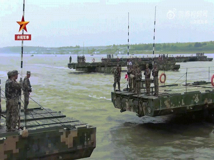 Video: Quân đội TQ làm cầu phao hơn 1.000 m trong 20 phút, vượt sông dài nhất nước
