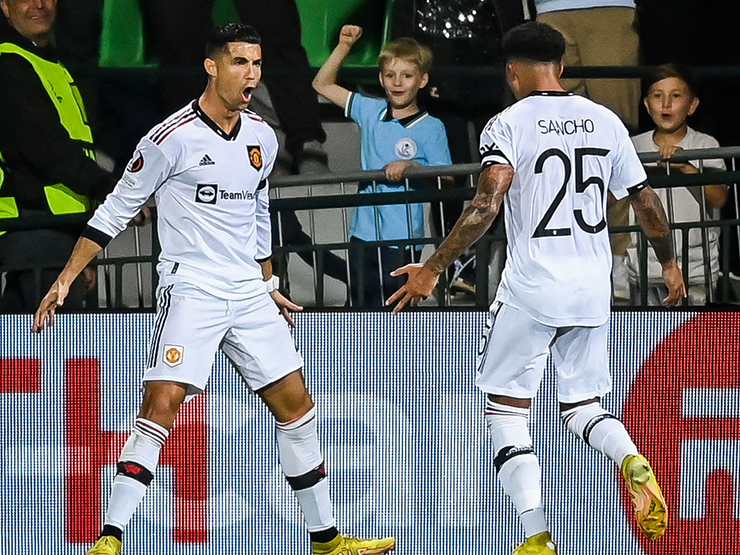 Bóng đá - Ronaldo "mở tài khoản" vượt Messi, cán mốc 699 bàn và kỷ lục 740 trận thắng