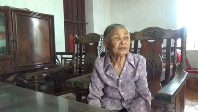 Bà Lê Thị Viễn mệt mỏi, gầy rộc vì tiểu đêm gây mất ngủ liên tục