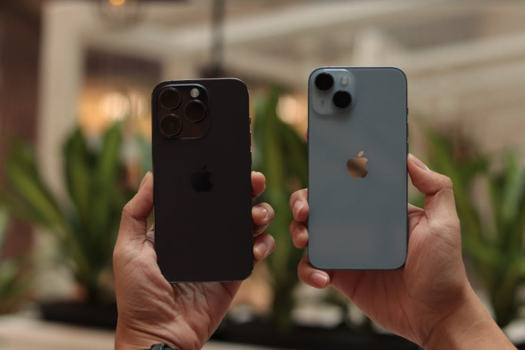 Thiết kế hệ thống camera mặt sau của iPhone 14 Pro và 14 thường.
