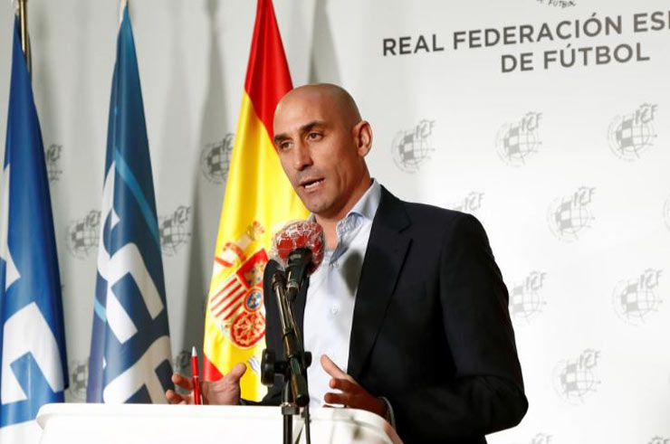 Luis Rubiales, Chủ tịch LĐBĐ Tây Ban Nha bị chính chú ruột Juan Rubiales tố cáo biển thủ để chi trả bữa tiệc tình dục có 8-10 cô gái tham dự