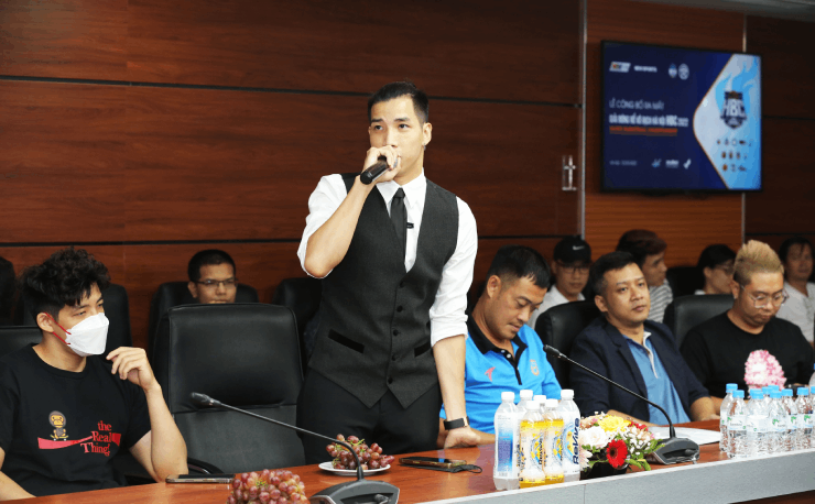 Nguyễn Phú Hoàng (người cầm mic), một trong số những ngôi sao bóng rổ nghiệp dư, bày tỏ sự vui mừng khi được đối đầu với nhiều cầu thủ lớn giải đấu sắp tới. Ảnh BTC