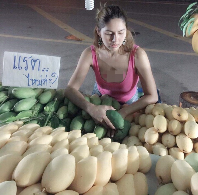 Nữ hoàng nội y Thái Lan cùng dàn chân dàn bị "tuýt còi" vì "mặc như không mặc" - 9