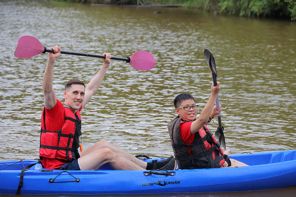 Hình ảnh giáo viên và học viên tại VUS tham gia các hoạt động ngoại khóa.