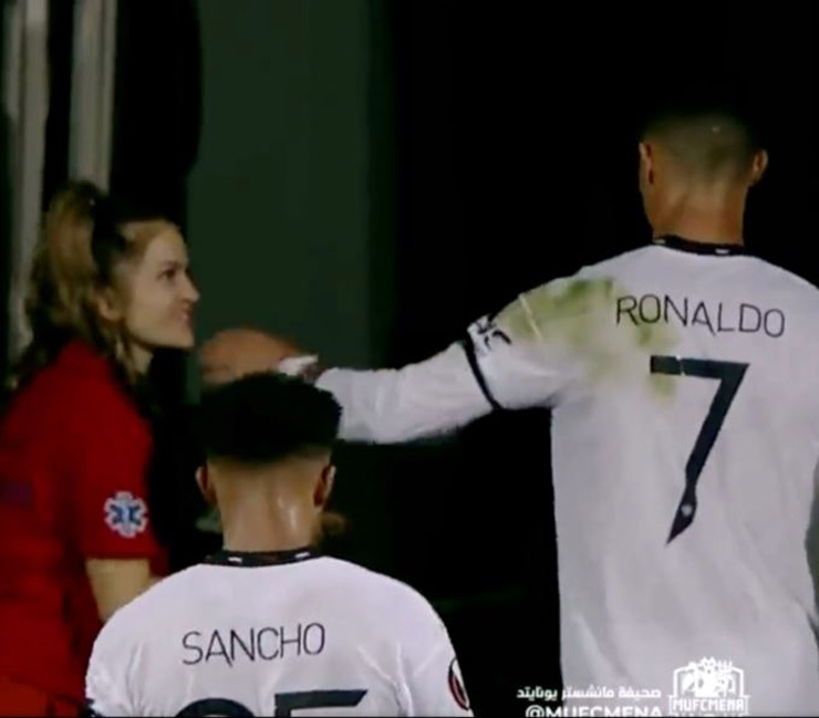 Ronaldo xử phũ fan nữ nhưng được &#8220;khen&#8221; nức nở trước Messi