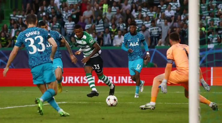 Athur Gomes ghi bàn ấn định thắng lợi 2-0 cho Sport Lisbon trước Tottenham