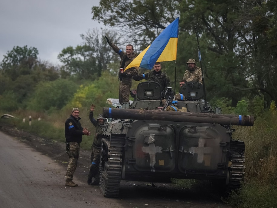 Binh sĩ Ukraine làm nhiệm vụ gần&nbsp;Izyum, thành phố được giành lại từ tay Nga trong đợt phản công diễn ra từ tuần trước.
