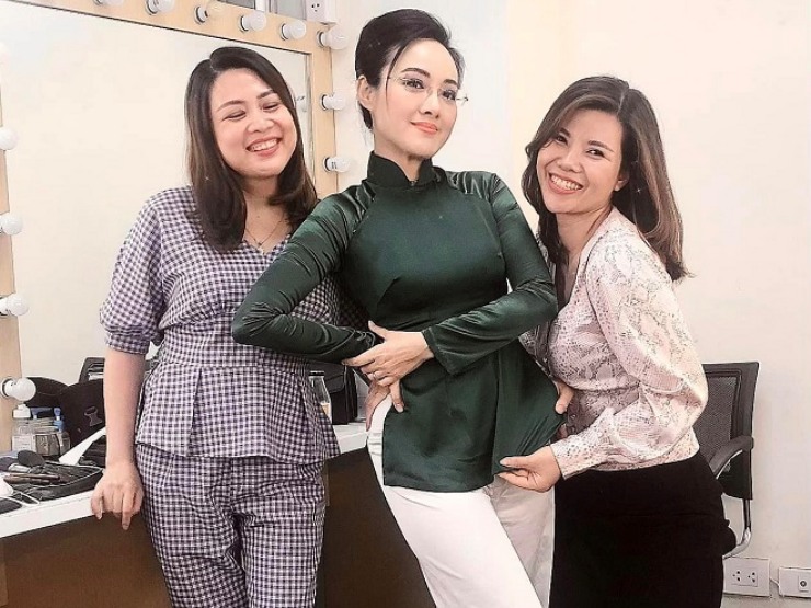 Giải trí - BTV Hoài Anh khoe ảnh hậu trường "trên trang trọng dưới thảnh thơi" cực hài hước