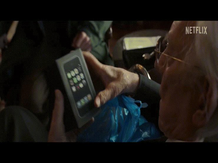 Thời trang Hi-tech - iPhone đầu tiên bất ngờ xuất hiện trong trailer phim bom tấn