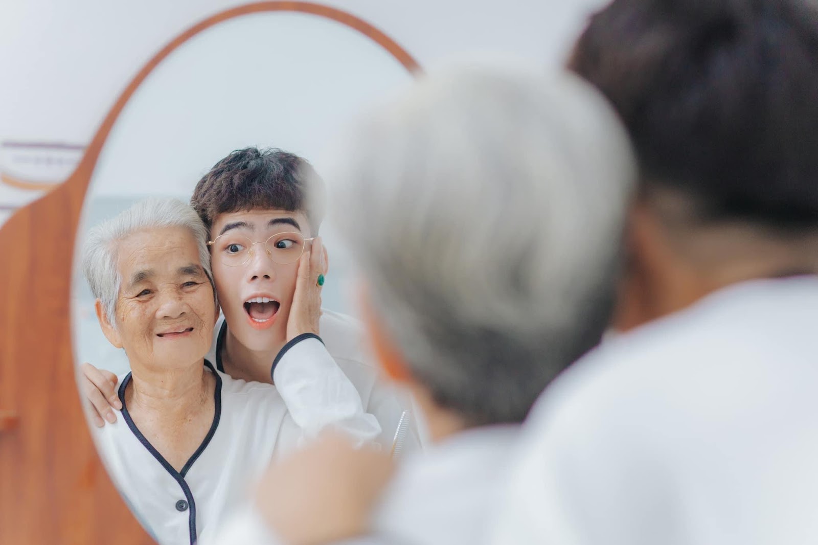 Tạ Công Bằng với khoảnh khắc đáng yêu cùng bà nội