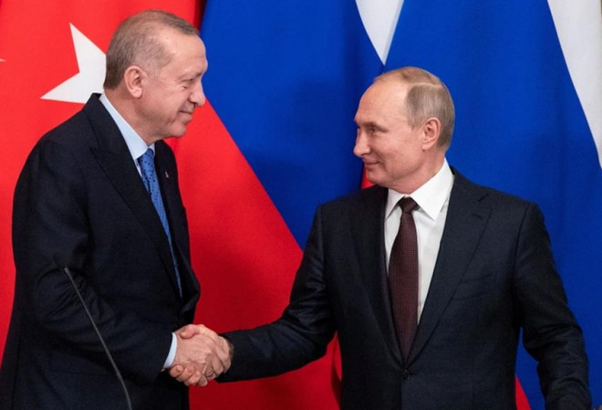 Tổng thống Thổ Nhĩ Kỳ Recep Tayyip Erdogan (bên trái) cùng người đồng cấp Nga Vladimir Putin (bên phải). ẢNH: REUTERS