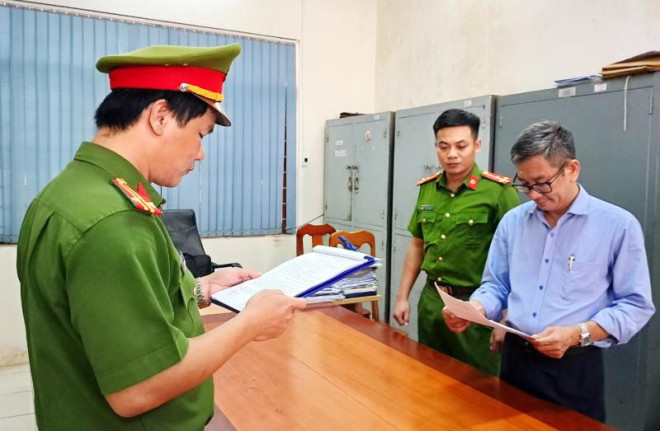 Điều tra viên Cơ quan CSĐT Công an tỉnh Phú Yên công bố lệnh bắt tạm giam Nguyễn Xuân Châu.