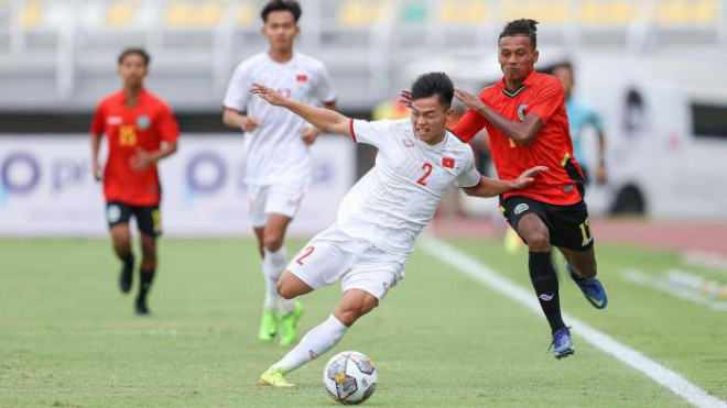U20 Việt Nam (áo trắng) mất ngôi đầu vào tay U20 Indonesia vì nhận hơn 1 thẻ vàng. Ảnh AFC