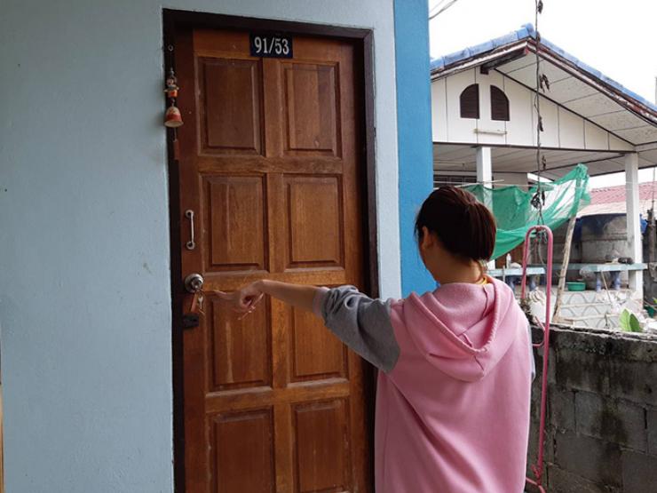 Pháp luật - Về nhà lúc 4h sáng, cô gái sốc khi thấy gã đàn ông khỏa thân chui ra từ gầm giường