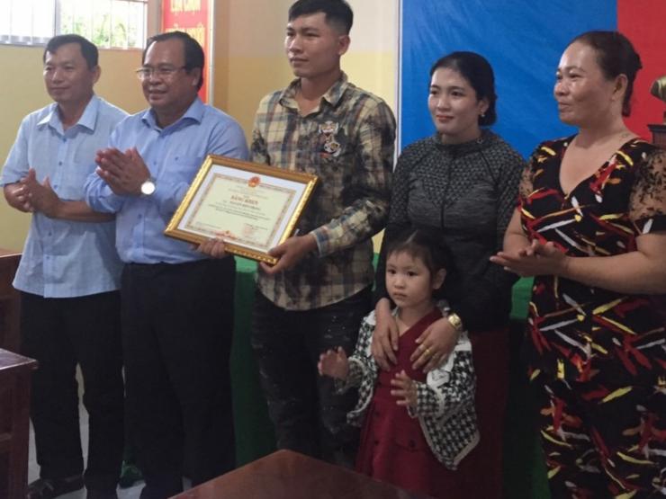 Trao bằng khen cho nam tài xế trả lại ví có 4.000 USD cho nữ Việt kiều