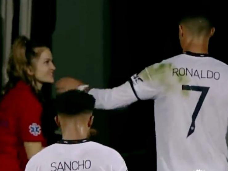 Ronaldo xử phũ fan nữ ở Europa League, được ”khen” làm điều Messi chưa mơ tới
