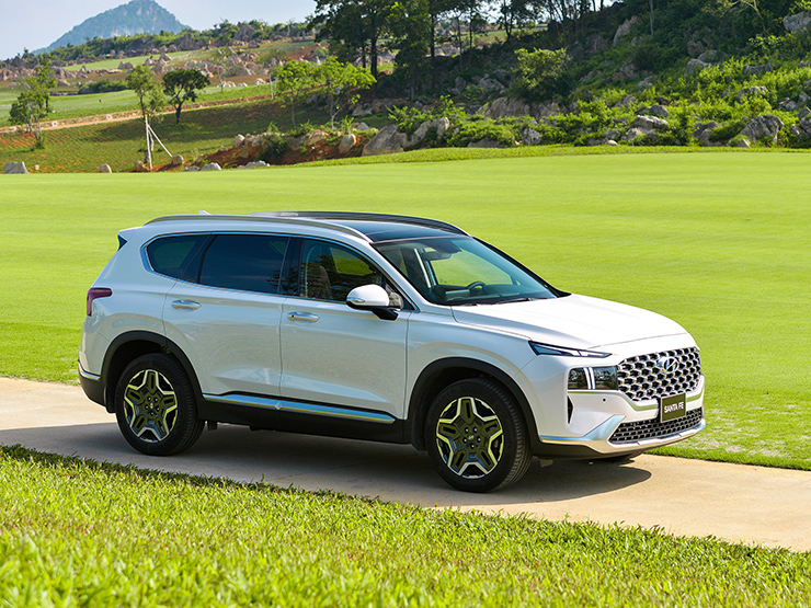 Giá xe Hyundai Santa Fe niêm yết và lăn bánh tháng 9/2022