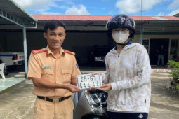 Tin tức trong ngày - Một phụ nữ ở Cần Thơ bấm được biển số xe "ngũ quý" 4