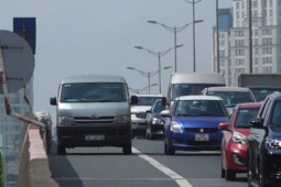 Tin tức trong ngày - CSGT ghi hình, xử lý vi phạm trên cầu Thanh Trì - vành đai 3