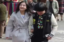 Clip hài hước - Gặp lại bạn cũ sau 20 năm giữa chốn đông người nhờ dấu hiệu đặc biệt