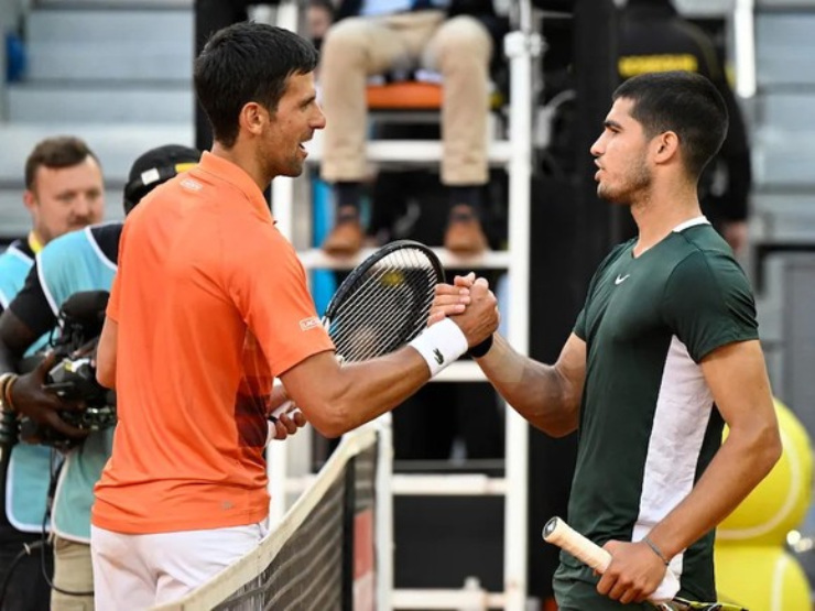 Alcaraz (phải) cho rằng mình xứng đáng vô địch vô địch US Open 2022 dù giải thiếu Djokovic (trái)