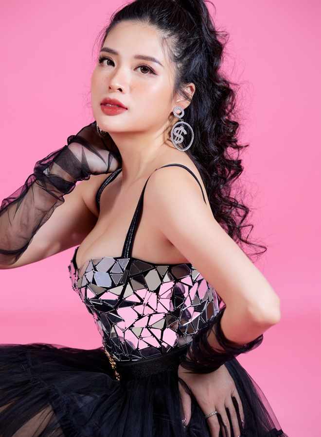 Hoa hậu Phan Hoàng Thu khoe vẻ đẹp trẻ trung như gái đôi mươi - 1