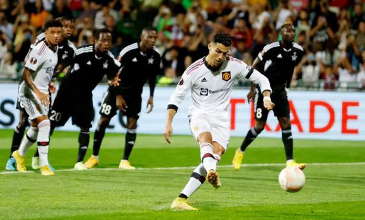 Ronaldo sút penalty ấn định thắng lợi 2-0 của MU trên sân của Sheriff Tiraspol