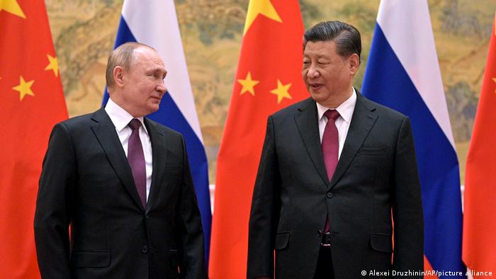 Tổng thống Nga Vladimir Putin (trái) và Chủ tịch Trung Quốc Tập Cận Bình.