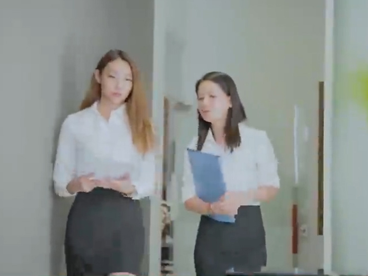 Clip hài hước - Chàng trai đầu tư tán tỉnh gái xinh công ty, cái kết anh chàng shipper hưởng lợi