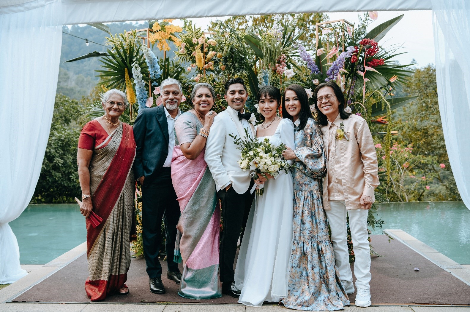 Hình ảnh ấm cúng trong buổi lễ cưới của hai bên gia đình thông gia