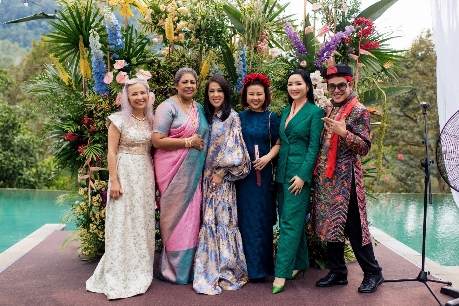 Từ trái qua phải: chị Trần Nguyễn Thiên Hương (Tổng biên tập Harper's Bazaar Việt Nam) - Bà Sheila Menon (Mẹ chú rể) – Doanh nhân Chu Thị hồng Anh - Doanh nhân Lê Hạnh (CEO TV Hub) – Hoa hậu Giáng My - MC Thanh Bạch