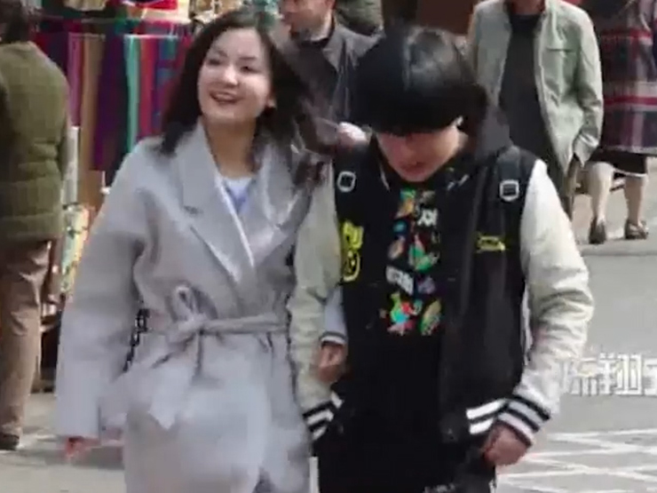 Clip hài hước - Gặp lại bạn cũ sau 20 năm giữa chốn đông người nhờ dấu hiệu đặc biệt